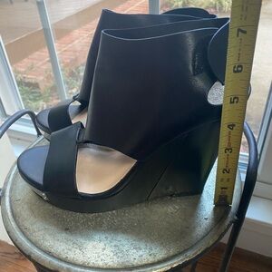 Vince Camuto Black leather platform wedges, size 8 chrome kick plates 4.5” heels